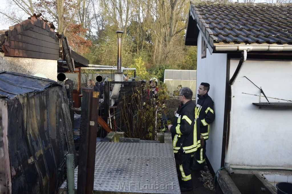 Feuer 1 brannten 3 Lauben Koeln Fuehlingen Kriegerhofstr P026.JPG - Miklos Laubert